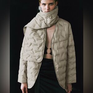 Urban Revivo Down Quilted Puffer Jacket with Magnetic Closure
Size: S/US 4